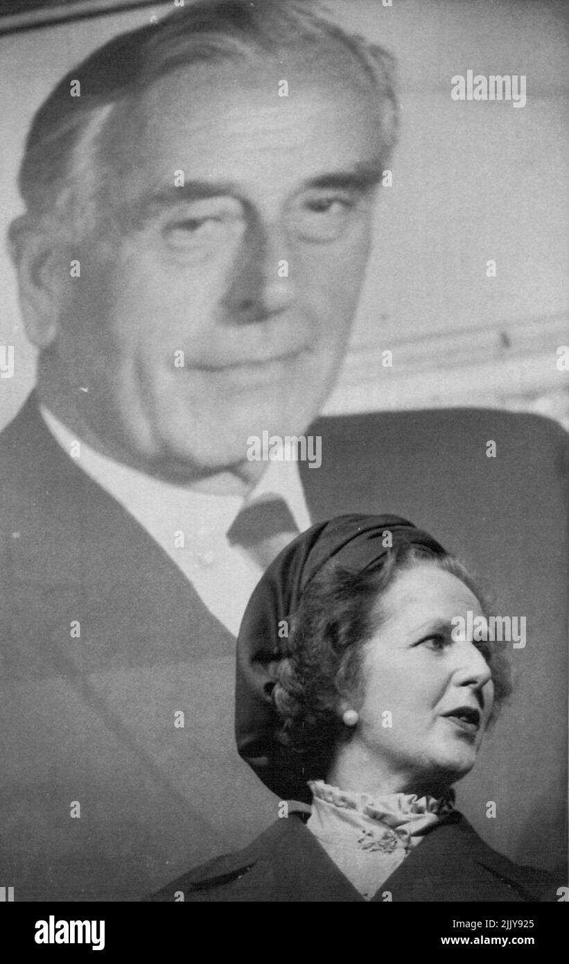 In Mountbatten's Honor - Großbritanniens Premierministerin Margaret Thatcher wird am Mittwoch von einem riesigen Porträt von Lord Mountbatten von Burma während einer Einweihungszeremonie in einem indischen Kulturzentrum in London in den Schatten gestellt. Frau Thatcher - die ihren ersten öffentlichen Auftritt seit der Kabinettsumbildung am Montag machte - nannte das Auditorium des Kulturzentrums "Mountbatten Hall", zu Ehren von Lord Mountbatten, Großbritanniens letztem Vizekönig Indiens vor der Unabhängigkeit 1946. 16. September 1946. (Foto von AP Wirephoto). Stockfoto