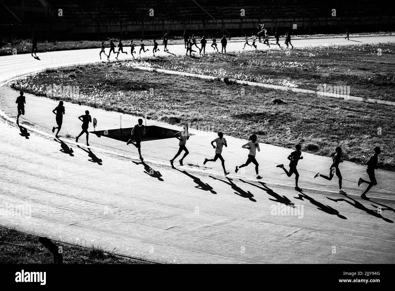 Lauftraining in Kenia. Eine Gruppe kenianischer Marathonläufer bereitet sich auf das Rennen vor. Trainingseinheit in Eldoret bei iten, Heimstadion der Champions Stockfoto