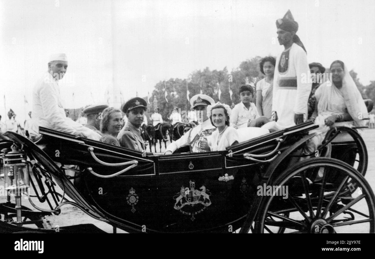 Indiens Schicksalsstag - Mountbatten rettet Frauen und Kind vor dem Mob drei Frauen (Hintergrund rechts vom Trainer) und ein kleiner Junge (vierte von rechts Hintergrund) Wurden von Lord und Lady Mountbatten (Mitte) vor einer Menge von einer Viertelmillion gerettet, die eine Militärparade während der indischen Unabhängigkeitstag-Feierlichkeiten in Neu Delhi am 15. August aufbrachen. Oben auf dem Kutschendach auf der äußersten linken Seite sitzt der Premierminister von Pandit Nehru der neuen Regierung der Herrschaft von Hindustani. 18. August 1947. (Foto von Associated Press Photo). Stockfoto