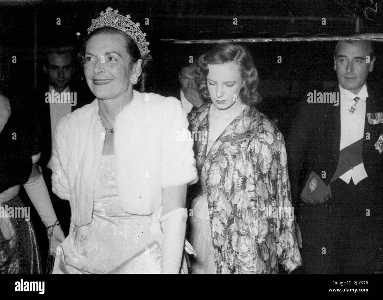 Coming Out Party - Ankunft im Hyde Park Hotel für die Coming Out Party sind links nach rechts:- Lady Mountbatten und ihre Tochter Lady Pamela Mountbatten und Lord Louis Mountbatten. 22. Juni 1950. (Foto von Daily Mail Contract Picture). Stockfoto