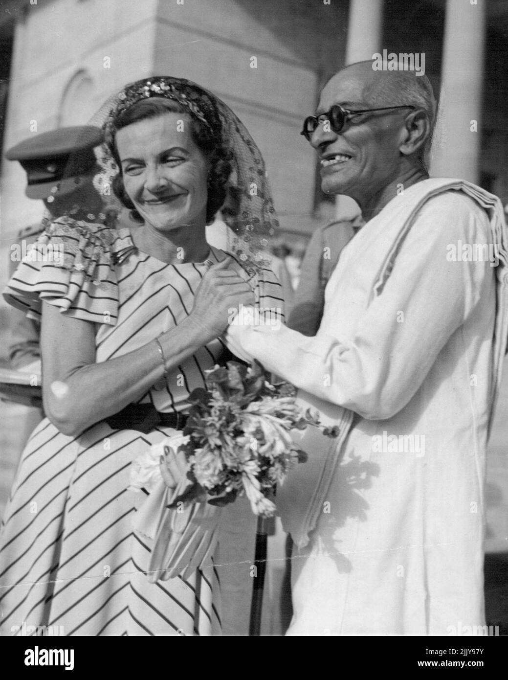 Gräfin ***** Indien, hält die Hand seiner Exzellenz Shri Chakravarti Rajagopalachari, des neuen Generalgouverneurs, auf dem Flughafen von Neu-Delhi, Juni 21. Lord und Lady Mountbatten gingen nach England (wo sie heute Abend, am 23. Juni, ankamen), am Ende von Lord Mountbattens Mission. 23. Juni 1948. (Foto von Associated Press Photo). Stockfoto