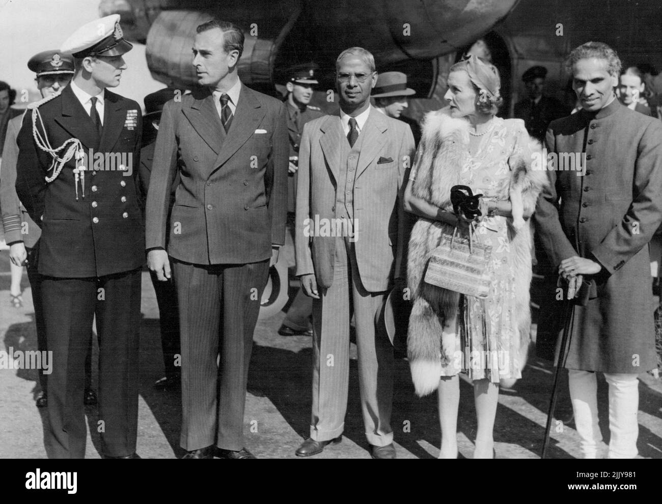 Duke of Edinburgh begrüßt die Mountbattens - Gruppe am Flughafen, nachdem das Flugzeug heute gelandet ist. Von links nach rechts sind es HRH, der Herzog von Edinburgh, Lord Mountbatten, eine indische Vertreterin, Lady Mountbatten, und Krishna Menon, der indische Hochkommissar in London. Die Mountbattens, die 1948 aus Indien nach London zurückkehrten, wurden vom Herzog von Edinburgh und zwei indischen Beamten getroffen. Lord Louis Mountbatten wurde von seinem Neffen, dem Herzog von Edinburgh, begrüßt, als er heute Nachmittag mit Lady Mountbatten am Flughafen Northolt ankam. 23. Juni 1948. (Foto von Fox). Stockfoto