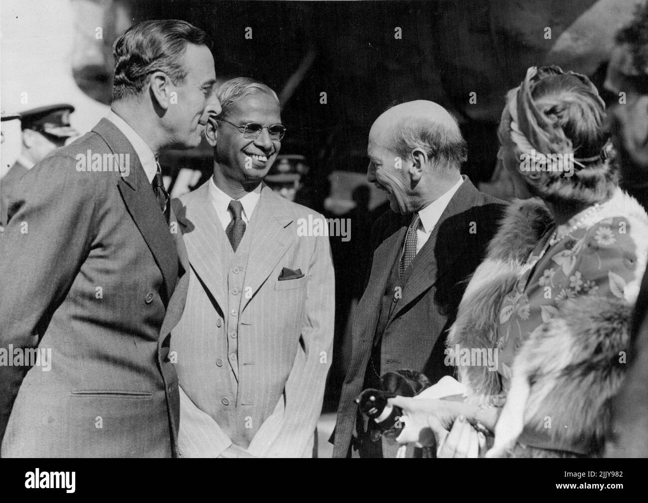 Duke of Edinburgh trifft die Mountbattens -- Lord Mountbatten plaudert heute mit Herrn Attlee (rechts) und einem indischen Repräsentanten am Flughafen. Der Herzog von Edinburgh war anwesend, um Lord und Lady Mountbatten zu Hause willkommen zu heißen, als sie heute Nachmittag im Nort olt Aerodrome ankamen. 23. Juni 1948. (Foto von Fox). Stockfoto