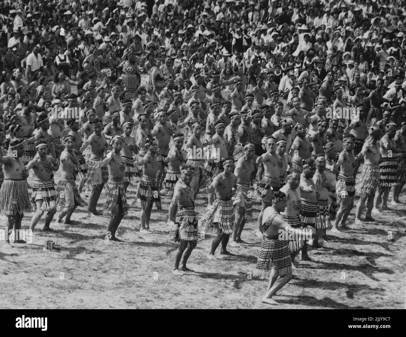 Maori-Krieger aus dem Stamm Tarawa tanzen den Haka für die Königin in Rotorua. 12. Januar 1954. Stockfoto