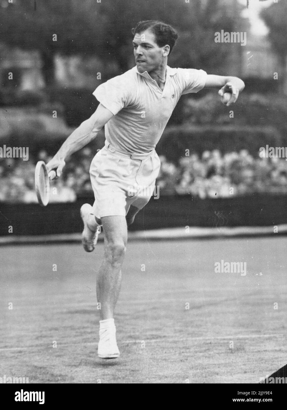 Tony Mottram spielt 1950 beim Davis Cup Spiel in Eastbourne. Anthony John Mottram wurde 1920 geboren. Als er erst 19 Jahre alt war, spielte er für seine Grafschaft Warwickshire. 1940 trat er der Royal Air Force bei, wurde zum Squadron Leader ernannt und 1946, als er körperlos war, hatte er den D.F.C. gewonnen Als er seine Dienstkarriere beendet hatte, begann Mottram wieder ernsthaft Tennis zu spielen. 1947 war er Kapitän des britischen Teams, das auf Tournee durch Westindien war, und 1948, als das Team Südafrika bereiste. 26. August 1954. Stockfoto