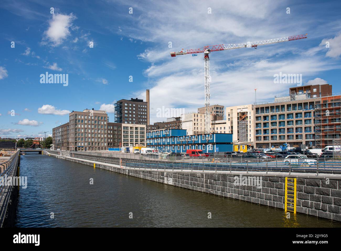 Sompasaari-Kanal mit neu errichteten Wohngebäuden in Helsinki, Finnland Stockfoto