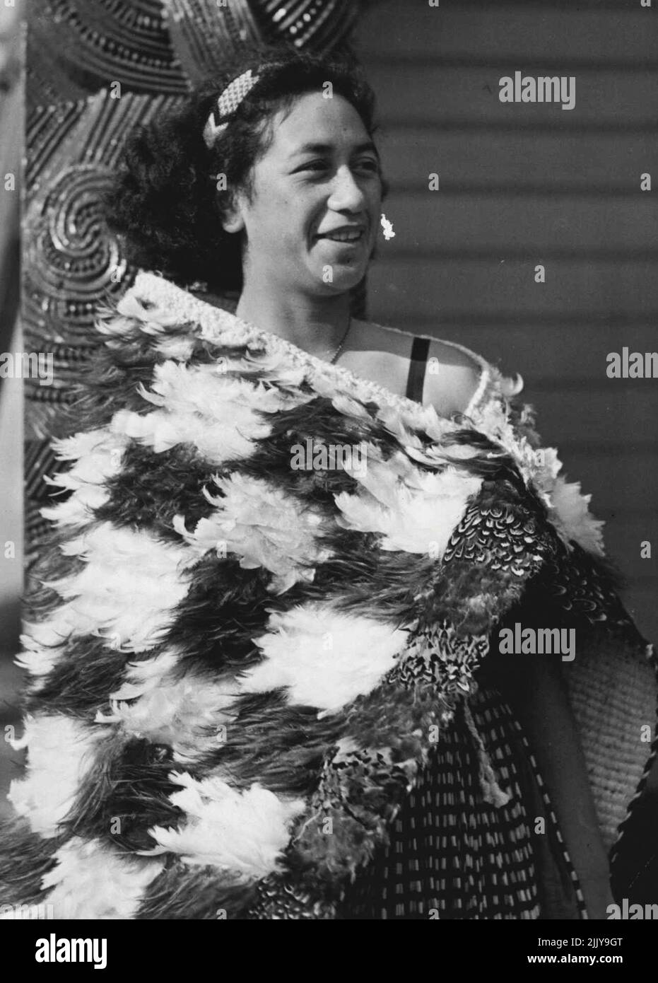 Maori Ceremonail nimmt an der offiziellen Eröffnung der Arawa-Versammlungshäuser Teil. Vize-Königsparty bei der großen Rotorua Hui: Miss Te Whakareto Diana Paul, die Lady Newall begleitete, als sie das Te Awahou-Versammlungshaus betrat. 12. April 1948. (Foto vom New Zealand Herald). Stockfoto