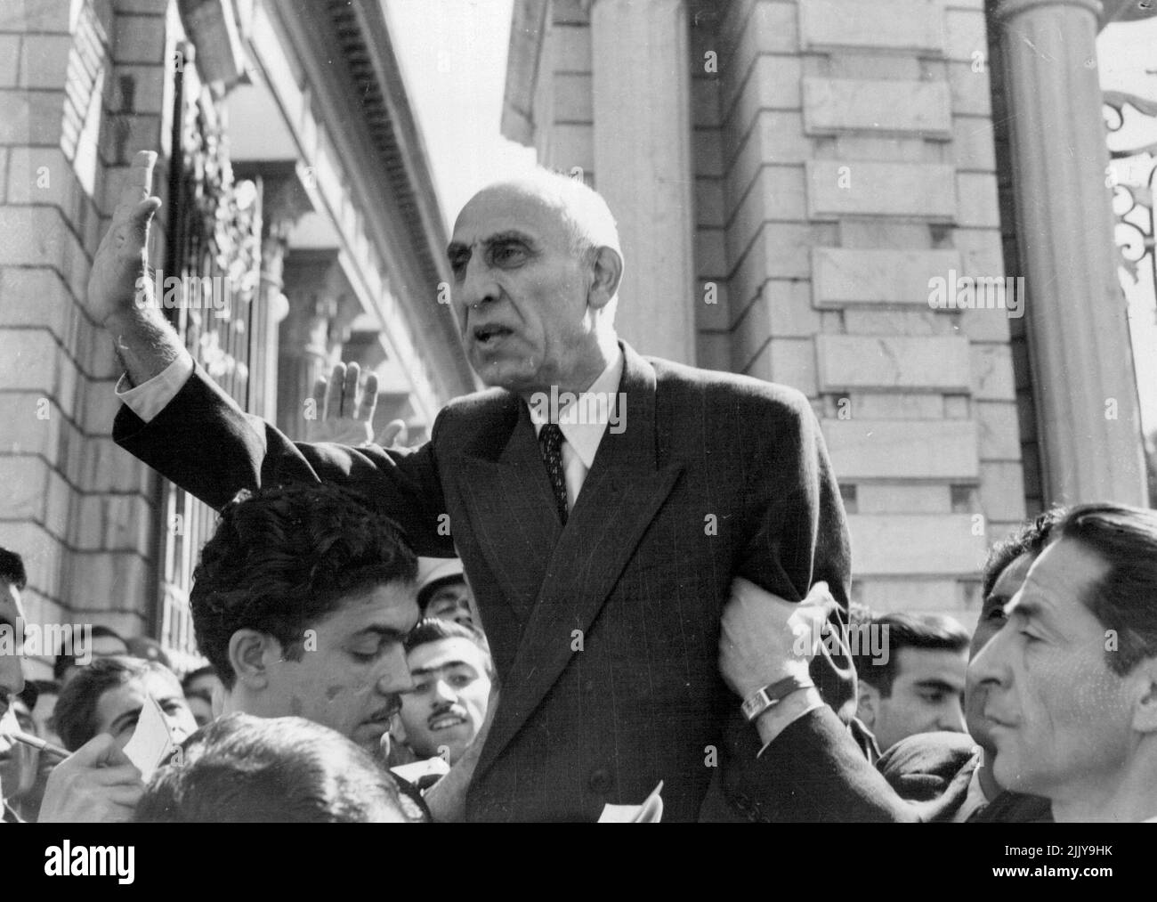 Inister Doctor Mossadegh widersetzt sich seinem eigenen Verbot der öffentlichen Versammlung vor dem Majlis (Parlament), um eine emotionale Rede vor der dort versammelten Menge zu halten, als Mossadegh seine Rede im Freien hielt, als er es versäumte, die erforderlichen 70 Abgeordneten im Majlis zu erhalten, um dem Parlament seine Überprüfung zu geben Die neuesten Entwicklungen im Ölstreit. Er forderte einen Stuhl, auf dem er stehen sollte, und sprach mit Unterstützung des Arms oft unter Tränen – für 25 Minuten – und umriß seine Bemühungen, die britische Zusammenarbeit aufrechtzuerhalten. Überwältigt von seinen Bemühungen musste er in den Majlis getragen werden, wo er, wie berichtet wird, ohnmächtig wurde. 01. Oktober 1951. Stockfoto