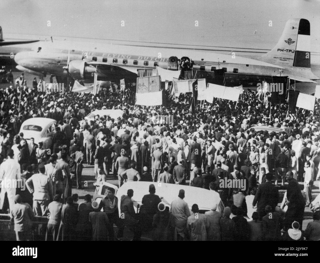 Mossadeq in Kairo - die Menge Tausender Ägypter, die sich gestern auf dem Flughafen in Kairo versammelt, um Dr. Mossadeq, den persischen Premierminister, bei seiner Ankunft dort zu begrüßen. Er fliegt aus den Vereinigten Staaten zurück nach Teheran. Der Ägypter jubelte Dr. Mossadeq und schrie Hass auf Großbritannien. 21. November 1951. Stockfoto