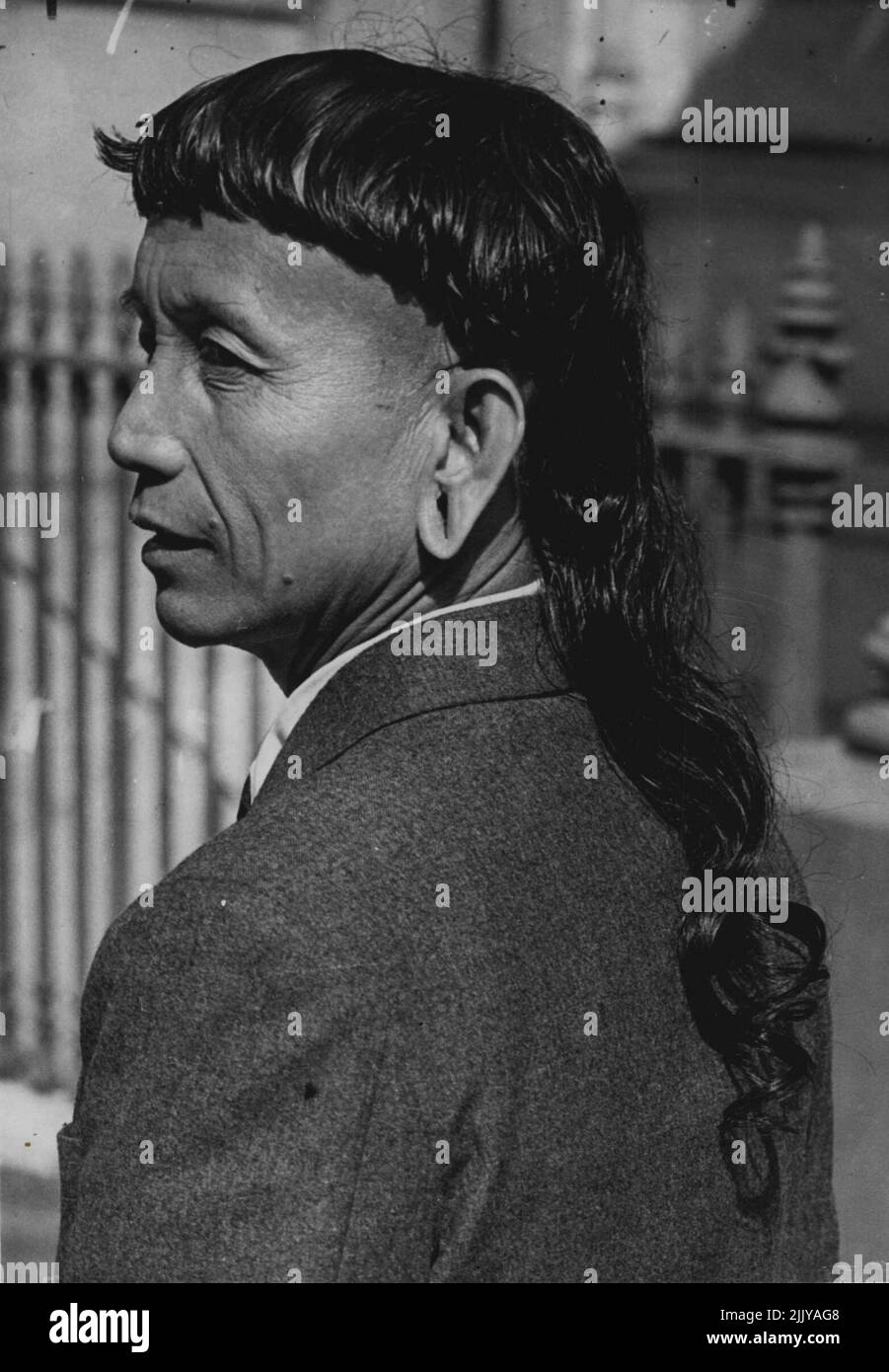 R. Long Haired Visitor - mit seinen tiefschwarzen Haaren, die auf dem Rücken hängen, ist Penghulu Jugah, dessen Vorfahren Dyak-Kopfjäger in Borneo waren, heute in London zu sehen. Er ist als Gast der britischen Regierung hierher gekommen, um die Krönung zu sehen. 20.Mai 1953. (Foto von Daily Mail Contact Picture). Stockfoto