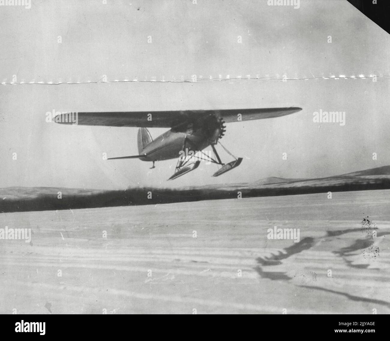 Capt. Wilkins fliegt über den Nordpol -- das Lockheed-Vega-Monoplane, das von Fairbanks Alaska abfliegt, mit Capt. George H. Wilkins und LT. Eleson im Cockpit, auf ihrem ersten Flugabschnitt über den Nordpol. Es wurde bekannt, dass sie von Point Barrow flogen und auf der Baldmansocira Island in der arktischen Zone landeten. Blieb fünf Tage auf der Insel und hüpfte wieder bei der Landung in Salford, Dänemark. 24. Juni 1928. (Foto von M-G-M News). Stockfoto