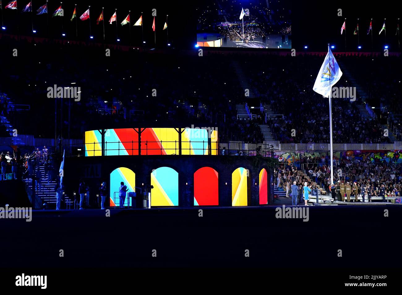 Die Commonwealth-Flagge wird während der Eröffnungszeremonie der Commonwealth Games 2022 in Birmingham im Alexander Stadium in Birmingham angehoben. Bilddatum: Donnerstag, 28. Juli 2022. Stockfoto