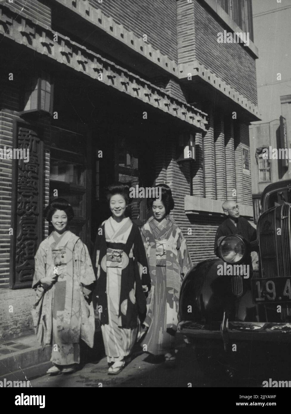 Life of the Geisha (11) -- vor dem Hauptquartier der Shinbashi-Geisha-Gilde, Tokio. Die Gilde unterhält einen Stab von Angestellten und Bediensteten, die als Geschäftsvermittler zwischen japanischen Restaurants und Geisha-Häusern dienen. Geisha werden stundenweise für jede Gruppe von Gästen in privaten Speisesälen gemietet. Die Gilde schützt sowohl die Interessen der Geisha als auch der Restaurantgäste, verhindert das Racketeering. 02.Mai 1942. (Foto von Japan Photo Library). Stockfoto