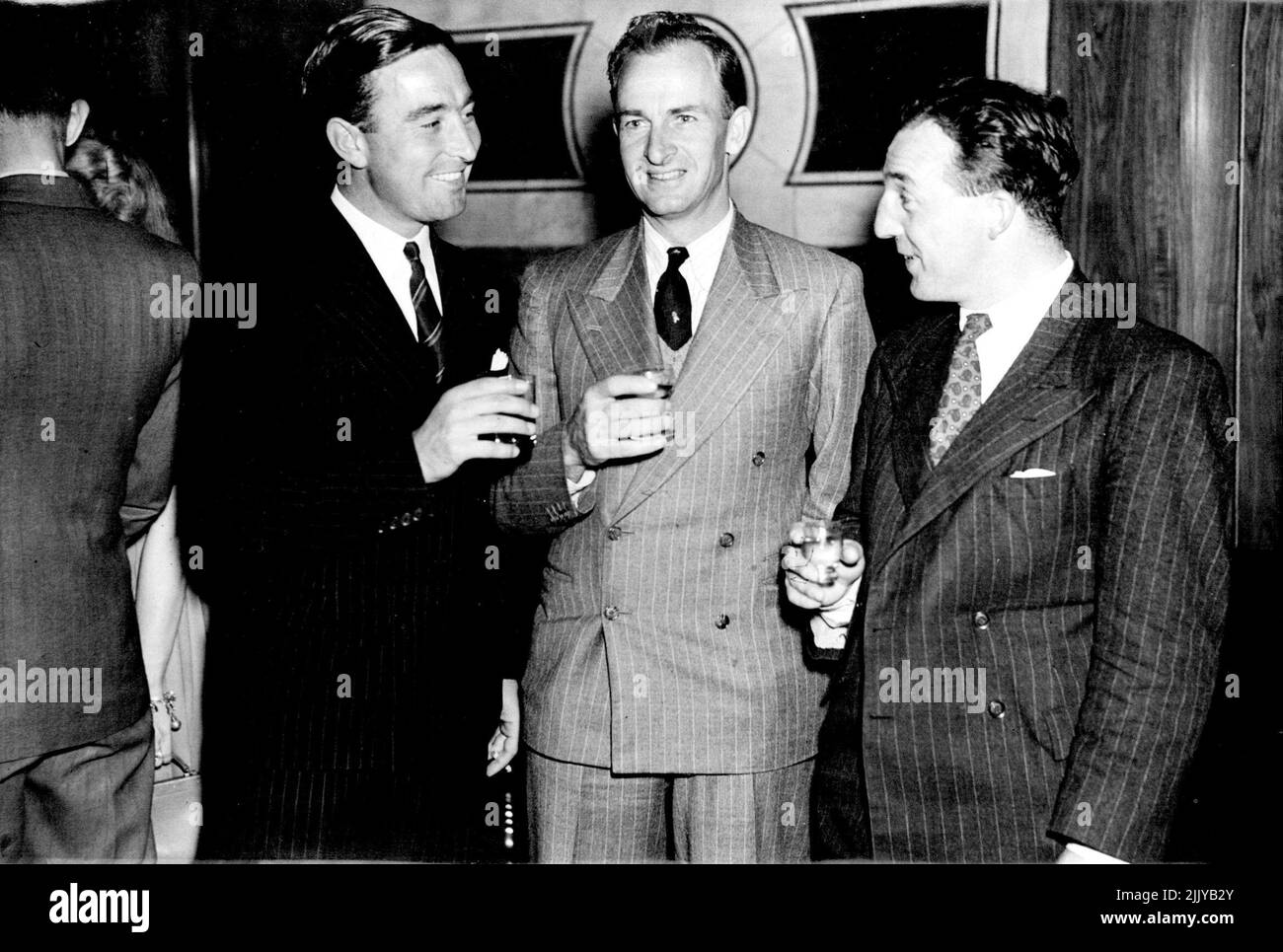 Dominion Cricketers in London -- die südafrikanische Cricket-Mannschaft, die gerade in England angekommen ist, wurde gestern Abend im South Africa House in London vom Hohen Kommissar für das Dominion, *****, unterhalten Beaton Nicholls, ***** Für dieses erste Spiel von The Torn in Worcester. 29. April 1947. (Foto von Fox) Stockfoto