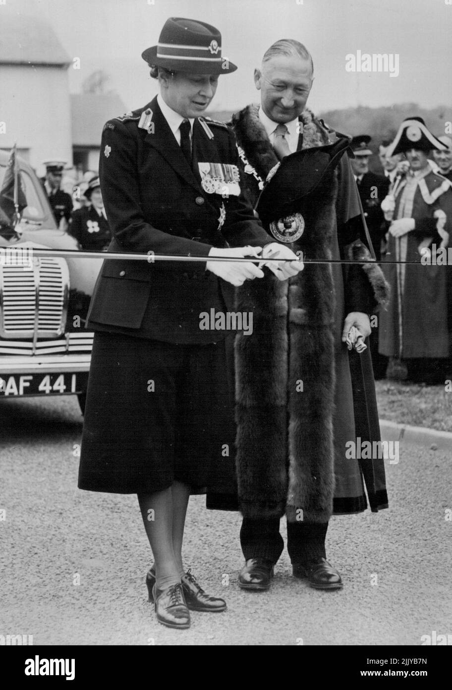 Prinzessin Royal eröffnet Wohnimmobilien in Penzance -- die Prinzessin Royal zerschneidet das Band, um den Weg zum neuen Alverton Wohnimmobilien, Penzance, zu öffnen, das vom Bürgermeister, Alderman G.F., überwacht wird Ford. Nach ihrem dreitägigen Besuch in Cornwall eröffnete S.R.H. die Prinzessin Royal am Montag, den 11.. Mai, das Alverton Housing Estate in Penzance. 13.Mai 1953. (Foto von Fox Photos). Stockfoto