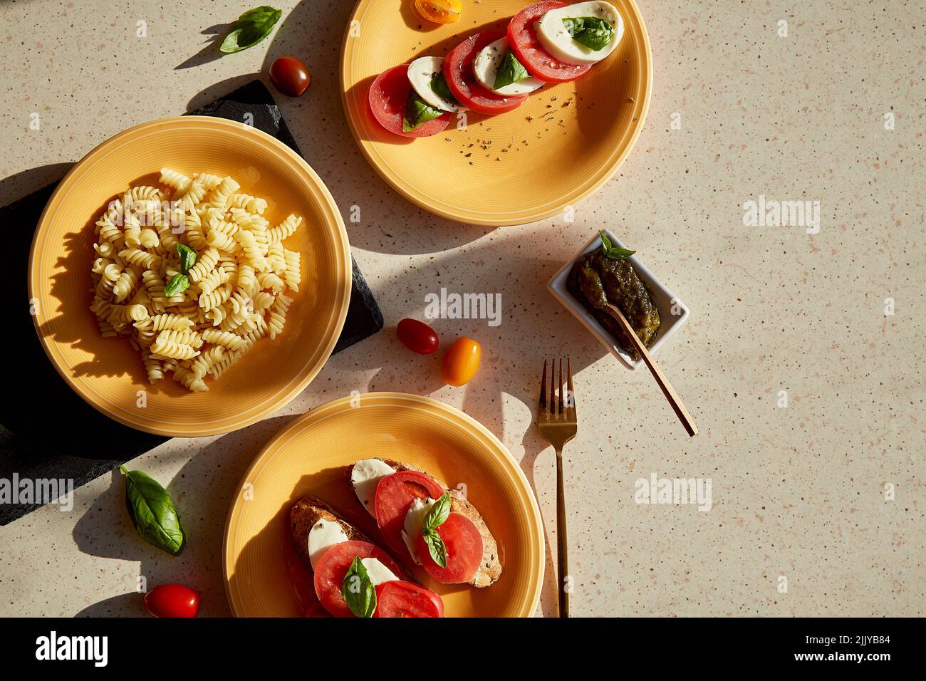 Italienische Pasta-Fusilli, Caprese-Salat - Tomaten, Basilikum ... Italienische Pasta-Fusilli, Caprese-Salat - Tomaten, Basilikum ...