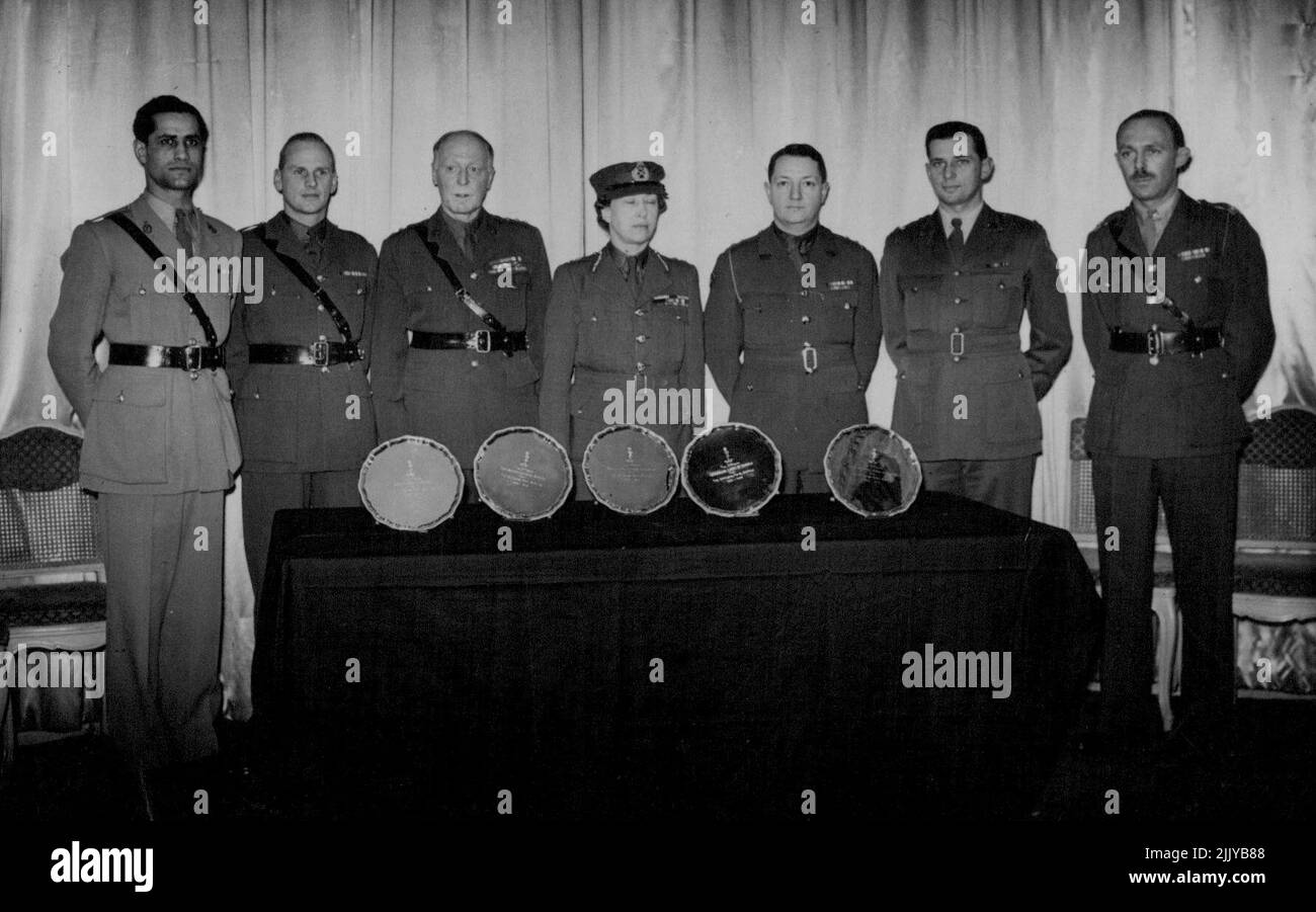 Corps im Auftrag des Royal Corps of Signals im Hyde Park Hotel. Die Gruppe nach der Präsentation, von links nach rechts:- Major M.M. Batra, Indian Signals Corps, Major E.K. Collet, Neuseeland Signal Corps, Major General G.G. Rawson C.B., O.B.E., M.C. Col., Kommandere des Royal Corps of Signals. S.R.H. Prinzessin Royal Col. In-Chief des Royal Corps of Signals, Lieutement Colonel P.A. Kellough, Royal Canadian Corps of Signals, Major K.R. Colwill Australian Corps of Signals und Major J.C.R. gardner des südafrikanischen Corps of Signals. 11. Januar 1946. (Foto von Sports & General Press Agency Ltd.) Stockfoto