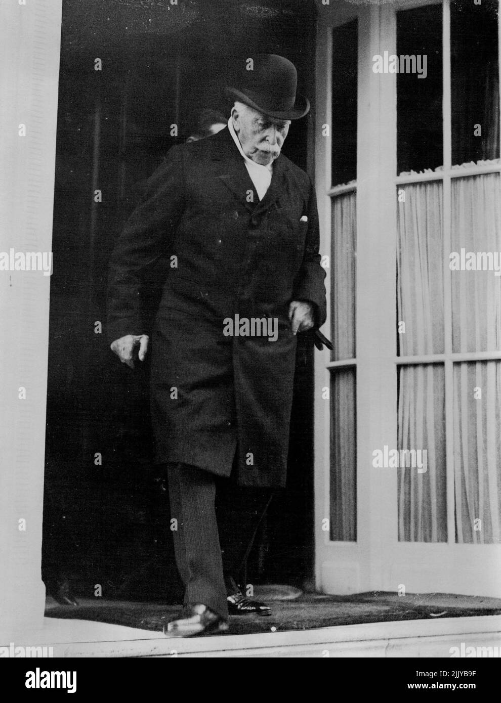 Herzog von Connaught besucht König Peter - der Herzog von Connaught verlässt das Ritz, nachdem er den jungen König Peter besucht hat. Der Herzog von Connaught ging heute Morgen ins Ritz Hotel, um dem neuen König von Jugo-Slavia, Peter, sein Beileid zu zollten. 10. Oktober 1934. (Foto von Keystone). Stockfoto