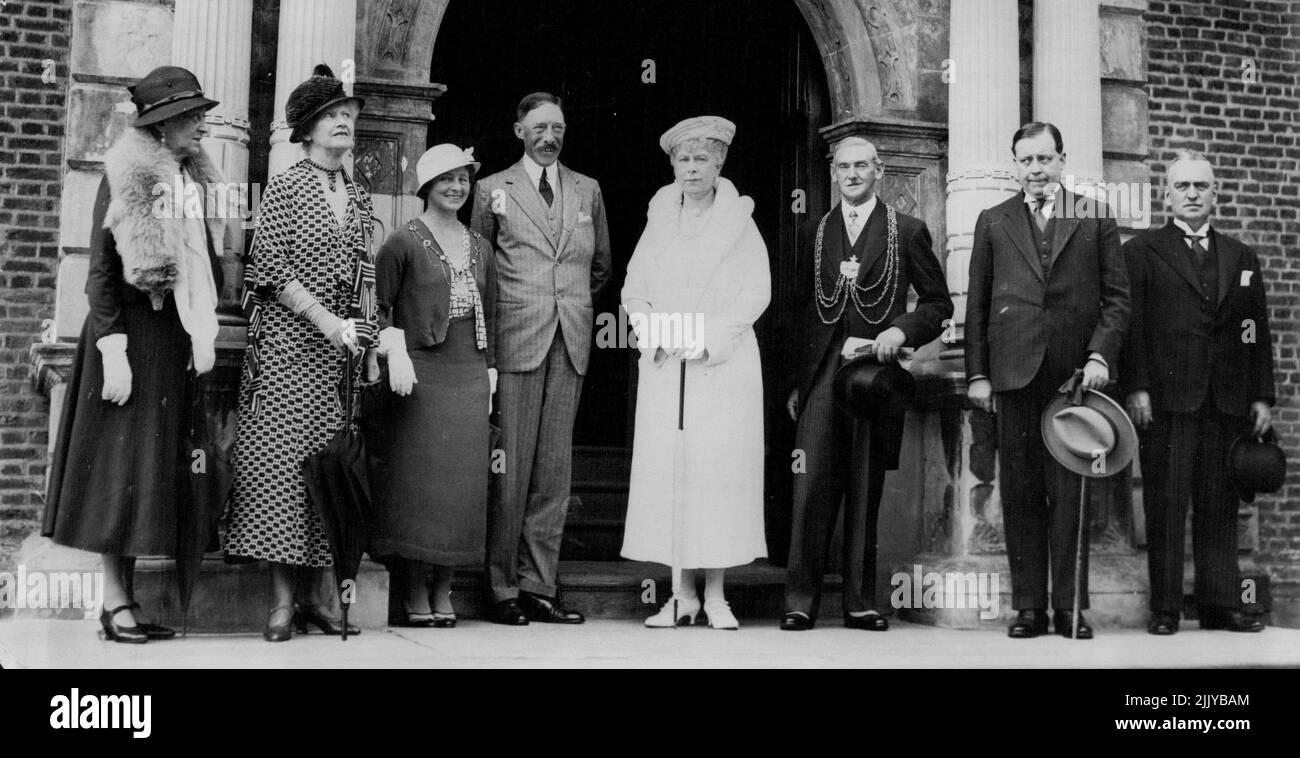 De Visits Templenewsam Mansion Leeds -- in der Gruppe am Templenewsam Mansion, sind Lord Harewood, der Oberbürgermeister und die Lady Mayoress von Leeds, und Mr. R.L. Matthews, Oberbefehlshaber von Leeds, und Ihre Majestät. Die Königin äußerte den Wunsch, dass dieses Foto neben einem Bild in der Villa einer Gruppe platziert werden sollte, die anlässlich des Besuchs des Königs und der Königin (damals Herzog und Herzogin von York) im Jahr 1894 an derselben Stelle aufgenommen wurde. Als H.M. the Queen gestern Templenewsam, Leeds, besuchte, stimmte sie der Aufnahme dieses Gruppenfotos gnädig zu. 28. August 1933. (Foto von Topical Press). Stockfoto