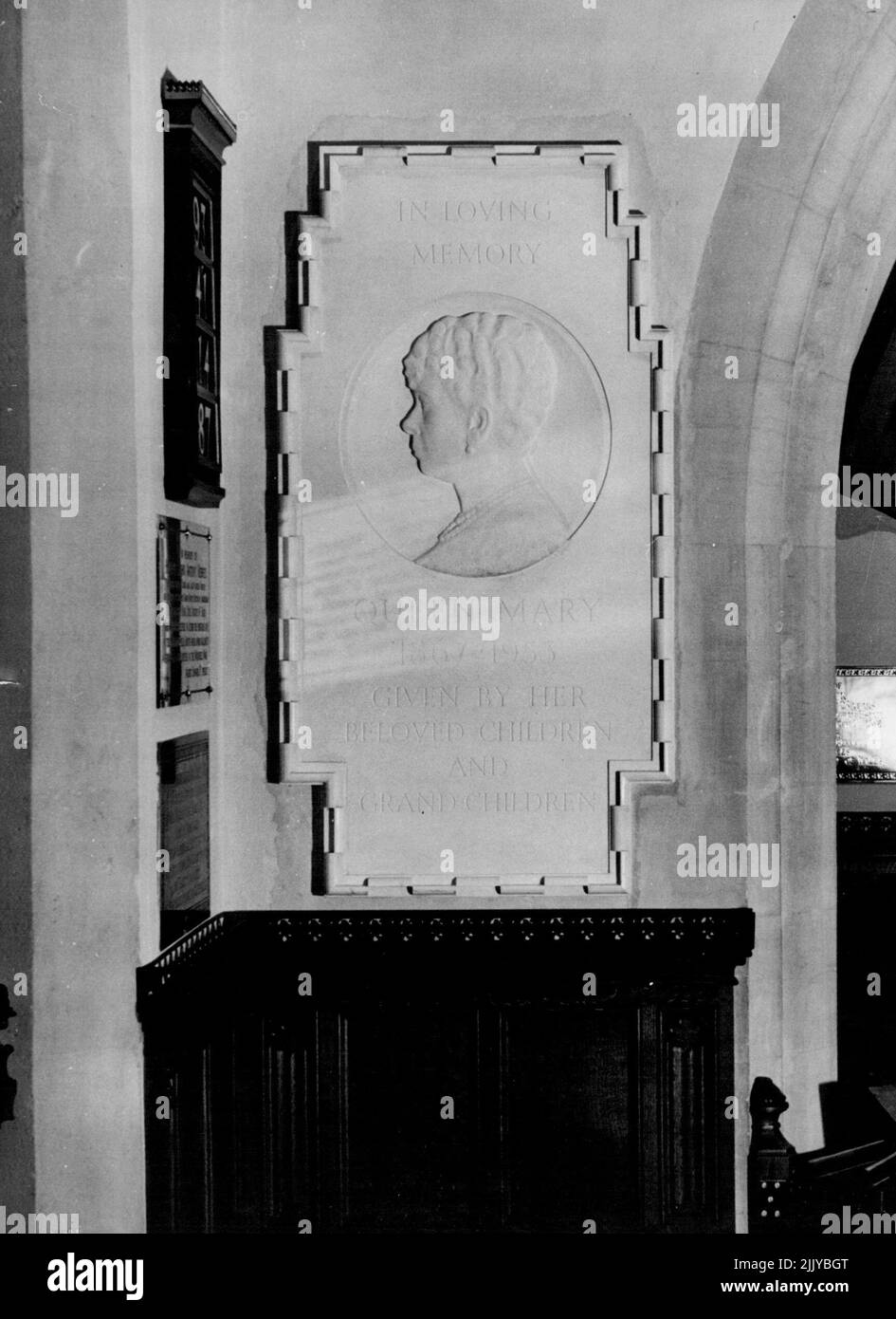 Denkmal für Queen Mary -- Gestern (Sonntag) wurde diese Gedenktafel für Queen Mary von ihren Kindern und Enkelkindern in der Sandringham Church eingeweiht. Sie wurde zu Lebzeiten von Sir William Reid Diek, dem gewöhnlichen Bildhauer der Königin für Schottland, ausgeführt, der auch Bildhauer des verstorbenen Königs George VI war Die Gedenktafel, die sich direkt gegenüber einer ähnlichen Gedenkstätte für König Georg VI. Befindet, trägt ein Reliefprofil der Königin und die Inschrift in liebevoller Erinnerung - Königin Maria 1867 - 1953 -, die von ihren geliebten Kindern und Enkelkindern gegeben wurde. 05. April 1954. (Foto von Reuterphoto). Stockfoto