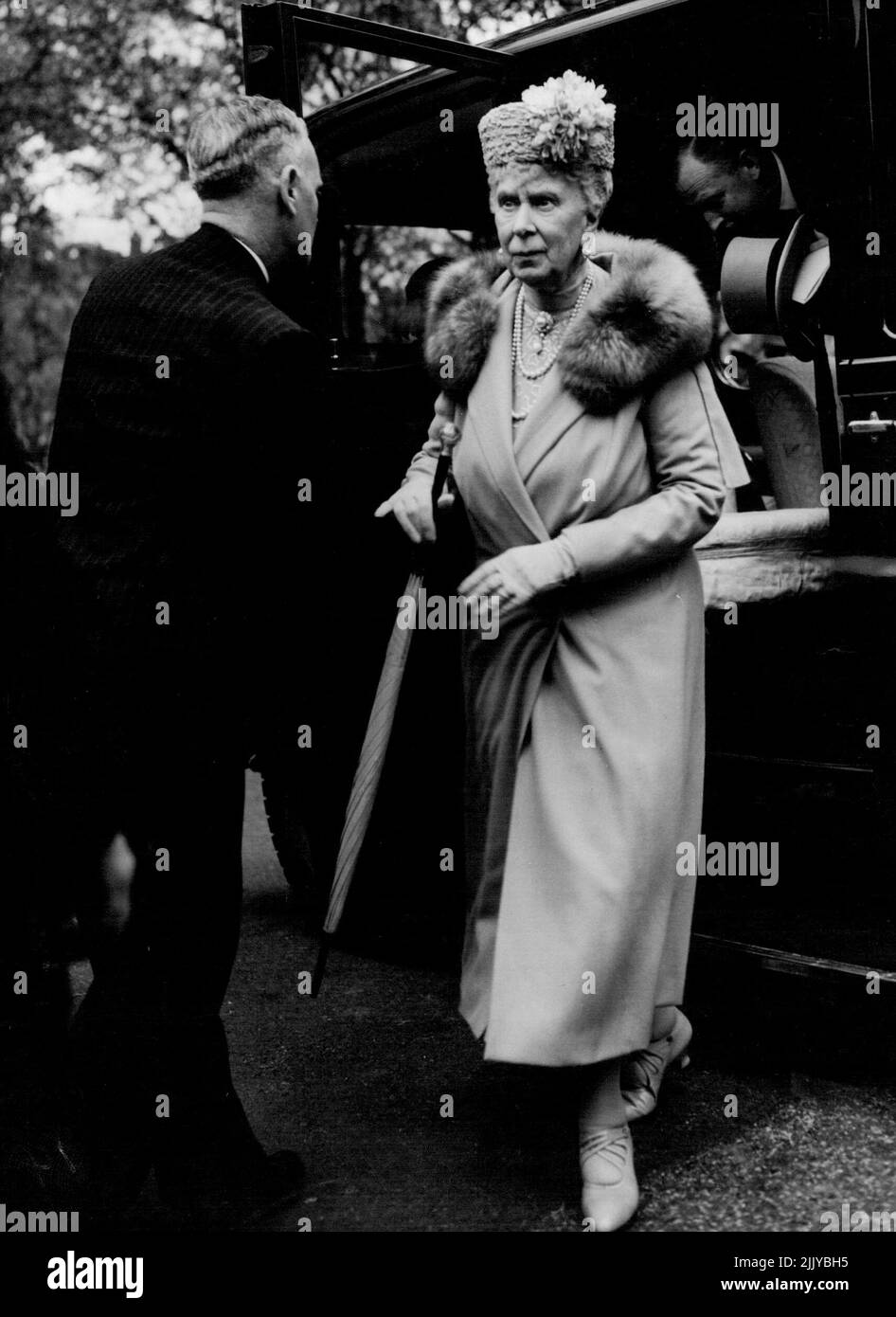 Königlicher Geburtstag -- Königin Mary 84 Jahre alt heute 26. Mai, kommt für den Hyde Park, London, Zeremonie, bei der ihre Enkelin, Prinzessin Elizabeth, überreichte die Farbe des Königs, um die Raf Kräfte in der Vertretung des Königs, der unwohl ist. 02. Juni 1951. (Foto von Associated Press Ltd.). Stockfoto