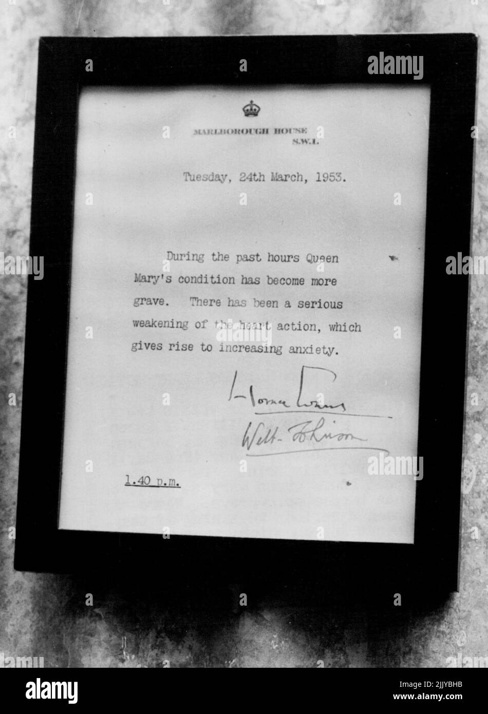Neues Bulletin über Queen Mary - 'ernste Schwächung der Herzensangelegenheit' -- das zweite Bulletin innerhalb von zwei Stunden, unter der Bedingung von Queen Mary, das heute (Dienstag) vor dem Marlborough House, London, veröffentlicht wurde. In dem Bulletin hieß es: 'In den letzten Stunden ist der Zustand von Königin Mary ernster geworden. Es hat eine ernsthafte Schwächung der Herztätigkeit gegeben, die zu zunehmender Angst führt.“ Das Bulletin wurde erneut von Lord Webb-Johnson und Sir unterzeichnet. Horace. 24. März 1953. (Foto von Reuterphoto). Stockfoto