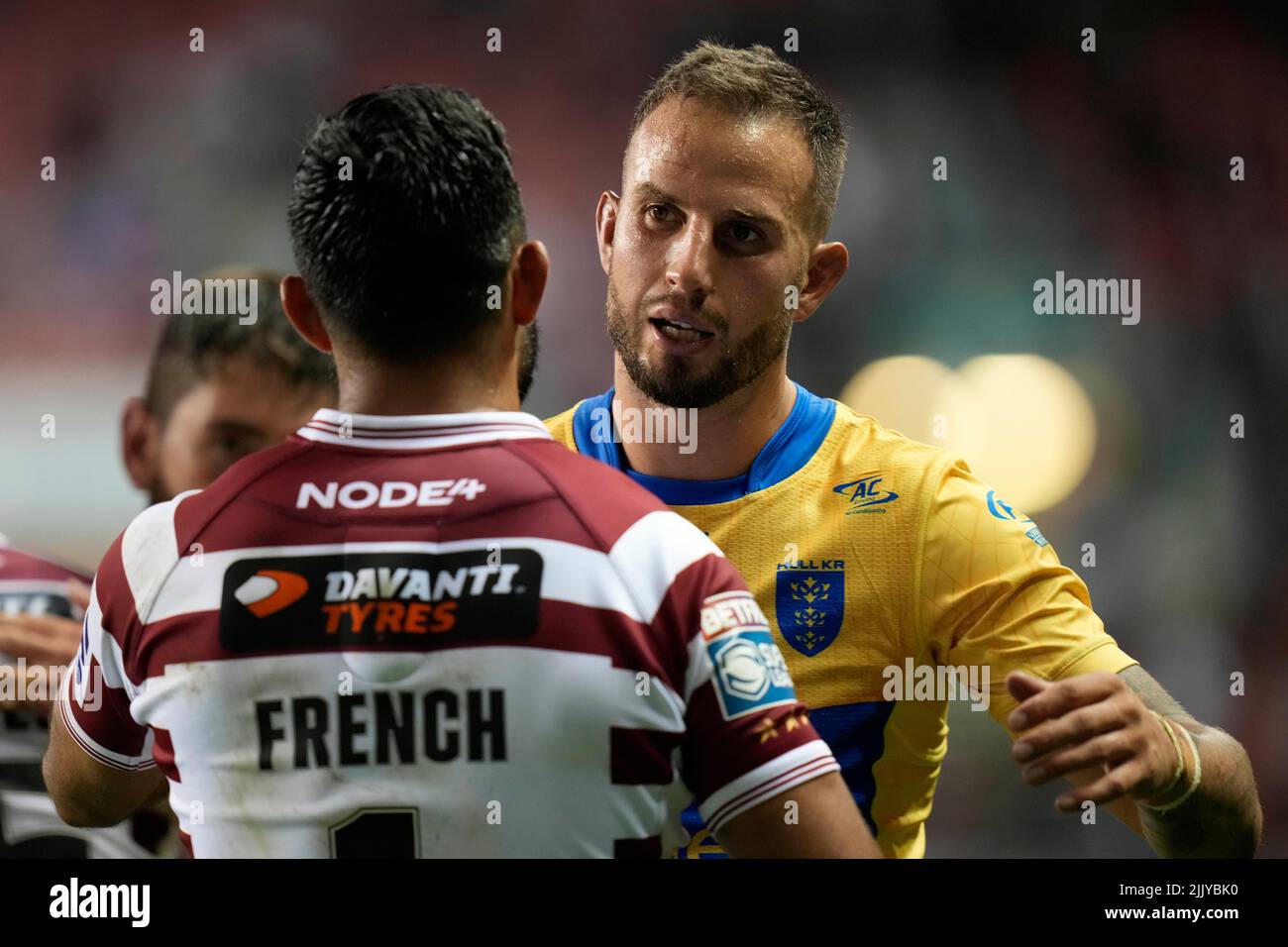 Wigan, Großbritannien. 28.. Juli 2022. Ben Crooks #2 von Hull KR begrüßt Bevan French #1 von Wigan Warriors nach dem Spiel in Wigan, Großbritannien am 7/28/2022. (Foto von Steve Flynn/News Images/Sipa USA) Quelle: SIPA USA/Alamy Live News Stockfoto