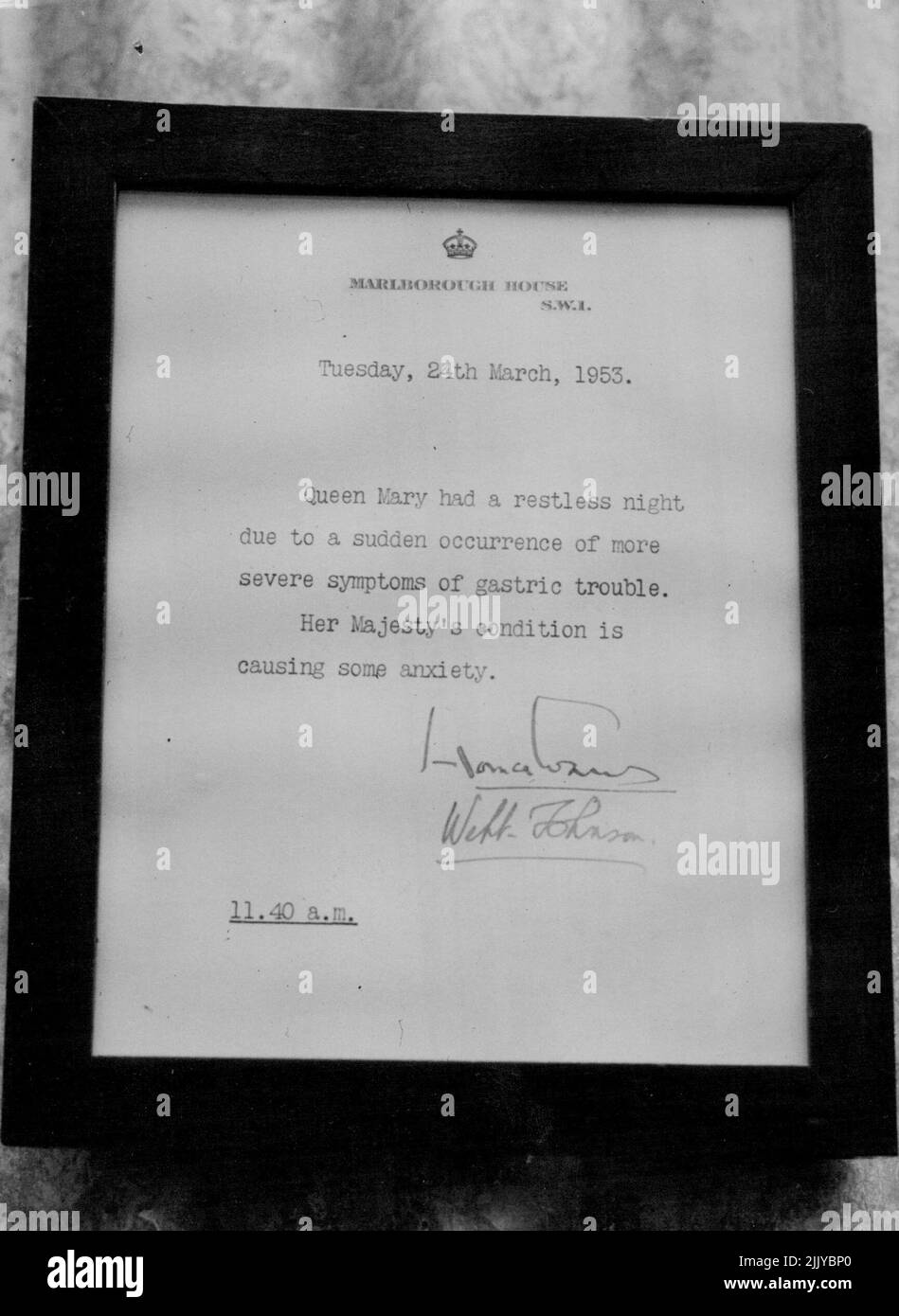 Der Zustand der Königin Mary verursacht etwas Angst, enthüllt das Bulletin -- das Bulletin, das enthüllt, dass der Zustand von Königin Mary heute (Dienstag) vor dem Marlborough House, London, „etwas Angst verursacht“. In dem Bulletin, das zuerst veröffentlicht wurde, seit Queen Mary an wiederkehrenden Magenbeschwerden erkrankt war, hieß es: „Königin Mary hatte eine unruhige Nacht aufgrund eines plötzlichen Auftretens von schwereren Symptomen von Magenbeschwerden. Der Zustand ihrer Majestät verursacht einige Angst.“ Das Bulletin wurde von Lord Webb Johnson und Sir Horace Evans unterzeichnet. 24. März 1953. (Foto von Reuterphoto). Stockfoto