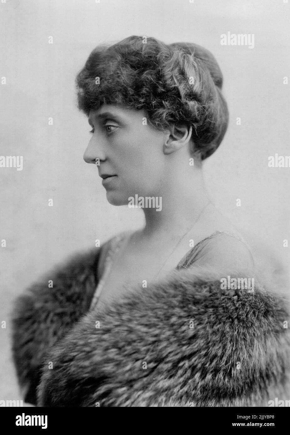 Prinzessin Marie Louise - Historikerin -- das neueste Studioportrait von Prinzessin Marie Louise, dem Major Benton Fletcher sein Buch über 'Royal Residences near London' gewidmet hat. Die Prinzessin ist eine begeisterte Schülerin über die Geschichte der königlichen Familie und sie hat Major Fletcher mit seinem Buch, das in einigen Monaten herauskommen wird, erheblich geholfen. Alle Skizzen wurden an sie geschickt ***** Untersuchung. Prinzessin Marie Louise ***** Ab ***** Aires. 18. August 1930. Stockfoto