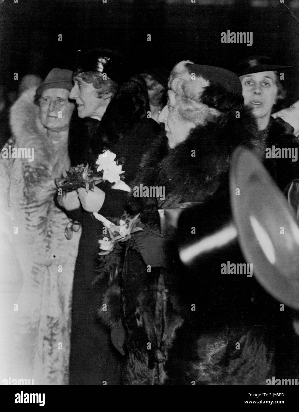 Prinzessinnen verlassen West Indian Cruise -- Prinzessin Helena Victoria (rechts, und Prinzessin Marie Louise vor der Abfahrt auf dem Bahnsteig fotografiert. Prinzessin Helena Victoria und Prinzessin Marie Louise verließen den Bahnhof Waterloo heute Nachmittag mit dem Bootszug für den Canadian Pacific Liner, Duchess of Richmond, auf dem sie eine West Indian Cruises fahren. 26. Januar 1934. Stockfoto