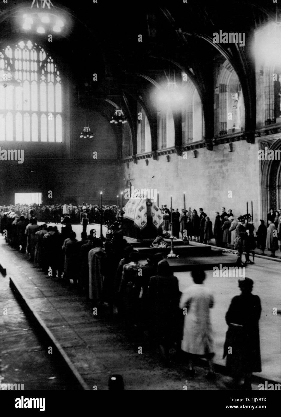 Eine Nation trauert -- Dieses Foto, das heute am 30. März in der 700 Jahre alten Londoner Westminster Hall gemacht wurde, zeigt eine Doppelakte von Menschen, die sich langsam an der Katafalque mit dem Sarg von Queen Mary während des Liegens im Staat vorbeibewegen. Der Pall ist das, was für den britischen unbekannten Krieger und für das im Staat liegende von Königin Alexander und König George verwendet wurde. 16. April 1953. (Foto von Associated Press Photo). Stockfoto