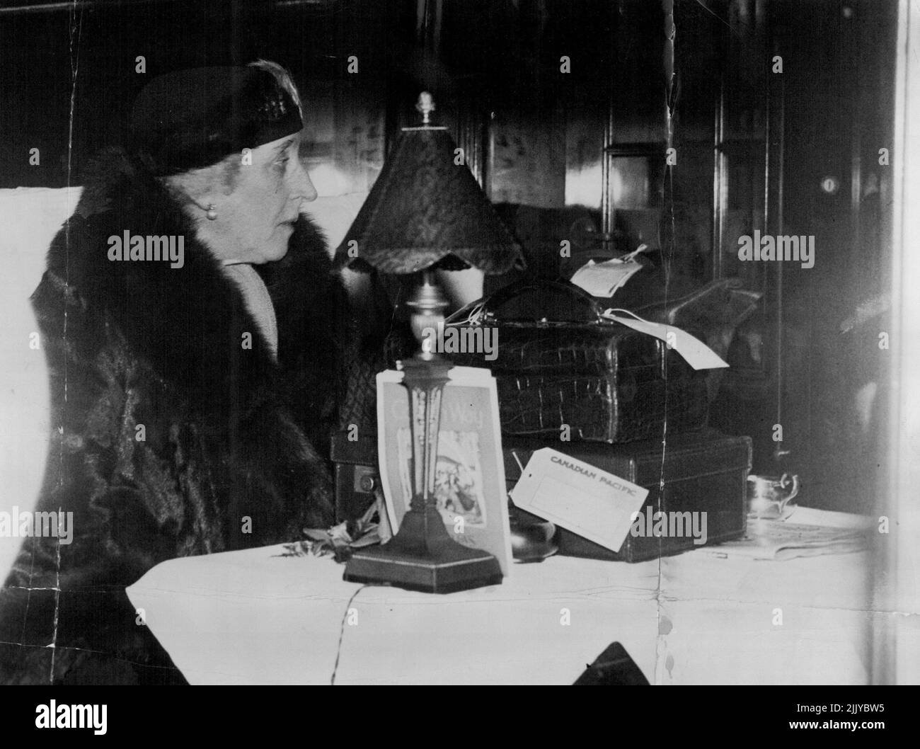 Auf zur West Indies Cruise - Prinzessin Helena Victoria vor der Abfahrt von Waterloo heute. Prinzessin Helena Victoria und Prinzessin Marie Louise, die von Frau Hugh Adams besucht wurden, verließen Waterloo heute, um sich dem Linienschiff „Herzogin von Richmond“ für eine Kreuzfahrt nach Westindien anzuschließen. 26. Januar 1934. (Foto von Wide World Photos). Stockfoto