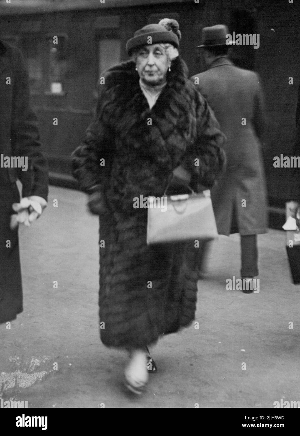 Prinzessin Helena Victoria kehrt von der Weihnachtskreuzfahrt zurück -- Prinzessin Helena Victoria bei der Ankunft in Waterloo. Prinzessin Helena Victoria, die auf einer Weihnachts- und Neujahrskreuzfahrt zu den Atlantischen Inseln und Westafrika war, kehrte heute (Mo) im Blue Star Liner „Arandora Star“ nach England zurück. 01. November 1937. (Foto von London News Agency Photos Ltd.). Stockfoto