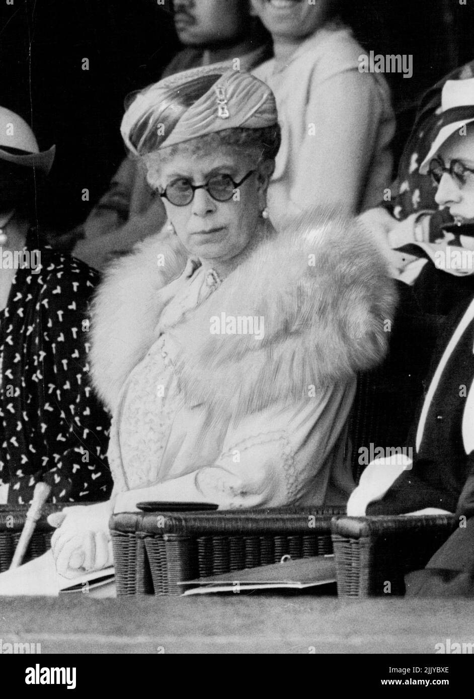 Die Königin in Wimbledon Halbfinale -- die Königin folgt mit großem Interesse das Spiel zwischen von Cramm und Budge in Wimbledon heute 3. Juli. Die Königin nahm am heutigen Nachmittag an der Wimbledon-Meisterschaft Teil. Ihre Majestät kam während des Halbfinalmatches zwischen Baron von Cramm (Deutschland) und D. Budge (USA) an und wurde von einem Jubel begrüßt. 12. August 1935. (Foto von Associated Press Photo). Stockfoto