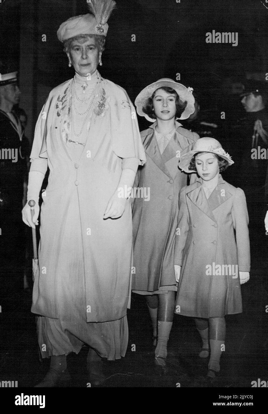 S.M. Queen Mary mit Prinzessin Elizabeth und Prinzessin Margaret, besuchen Sie das Königliche Turnier in Olympia. H.M. Queen Mary bei der Ankunft am Turnier mit den beiden Prinzessin. 22.Mai 1939. Stockfoto