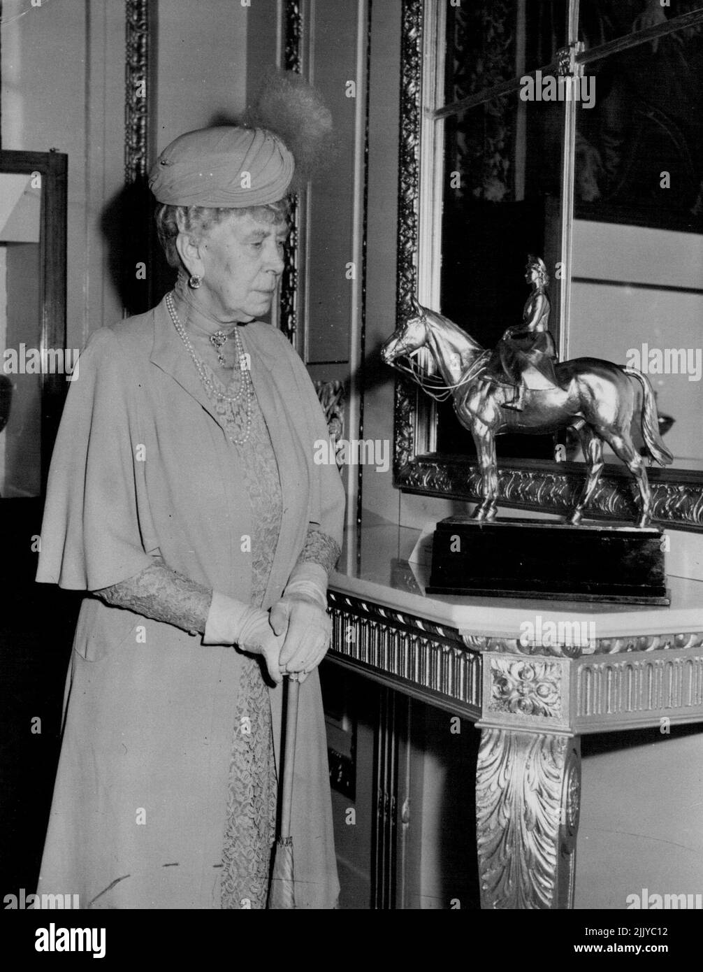 Königin Mary sieht die Prinzessin Elizabeth Statuette -- als Königin Mary diese silbervergoldete Reiterstatue am heutigen Montag sah, sagte sie: Es gibt meine Enkelin, die sie auf der Festival Exhibition of Modern British Silverwork in der Goldsmiths Hall, Foster Lane, London, war, der sie Silberstücke geliehen hat. Die Statuette der Prinzessin Elizabeth, die als Oberst der Grenadier-Garde gekleidet war, wurde vom König und der Königin vom Buckingham Palace ausgeliehen. Es wurde 1948 von Doris Linder entworfen und hergestellt. 09. Juli 1951. (Foto von Reuterphoto). Stockfoto