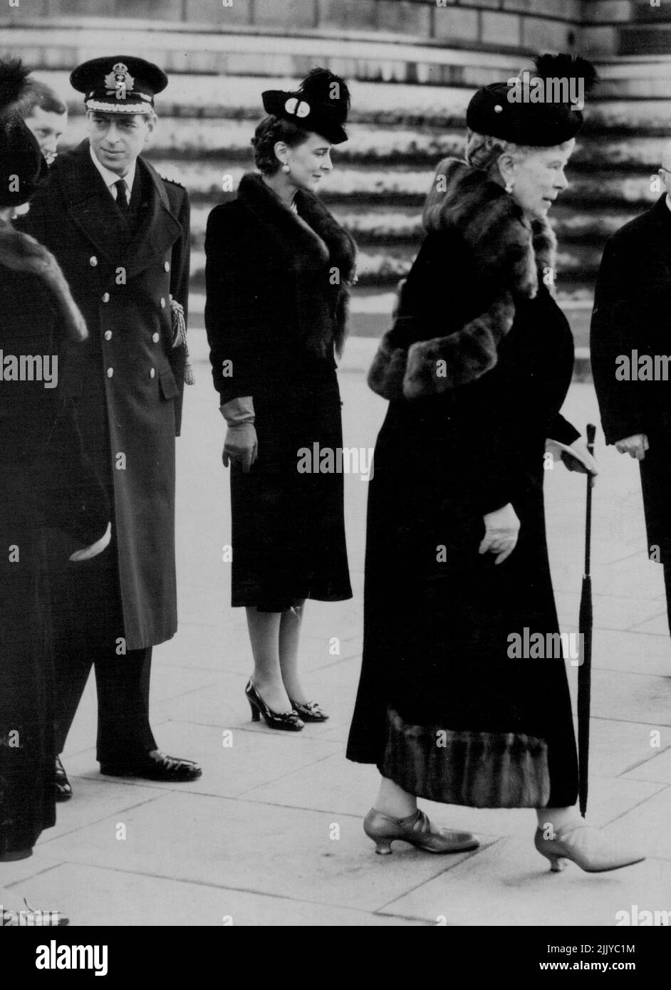 Der Waffenstillstand -- Königin Mary und der Herzog und die Herzogin von Kent verlassen Whitehall mit dem Rest der Königlichen Partei nach der Waffenstillstandszeremonie im Cenotaph heute Morgen. 11. November 1938. (Foto von Fox Photos Ltd.). Stockfoto