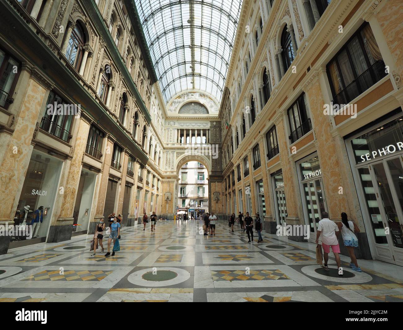 Menschen, die im großen Einkaufszentrum Galleria Umberto 1 im Stadtzentrum von Neapel, Kampanien, Italien, einkaufen Stockfoto