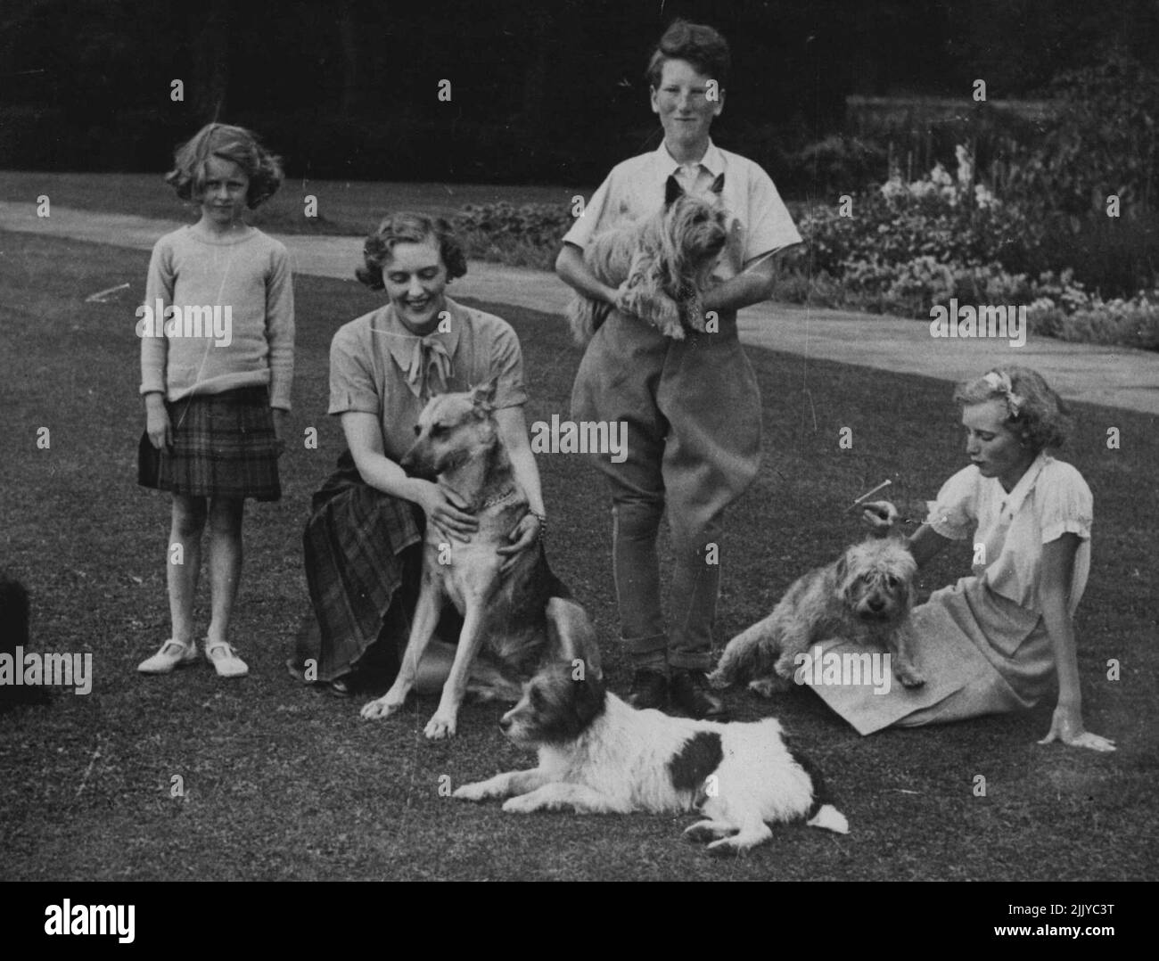 Foto zeigt:- der Graf von Dalkeith im Jahr 1935. Von links nach rechts: Lady Caroline Scott; die Herzogin von Buccleuch; der Earl of Dalkeith; Lady Elizabeth Scott (jetzt Herzogin von Northumberland). Unter keinen Umständen darf dieses Foto veröffentlicht werden, außer nach einer offiziellen Bekanntgabe der Verlobung von Prinzessin Margaret an den Grafen von Dalkeith. 01. Januar 1952. (Foto von Paul Popper). Stockfoto