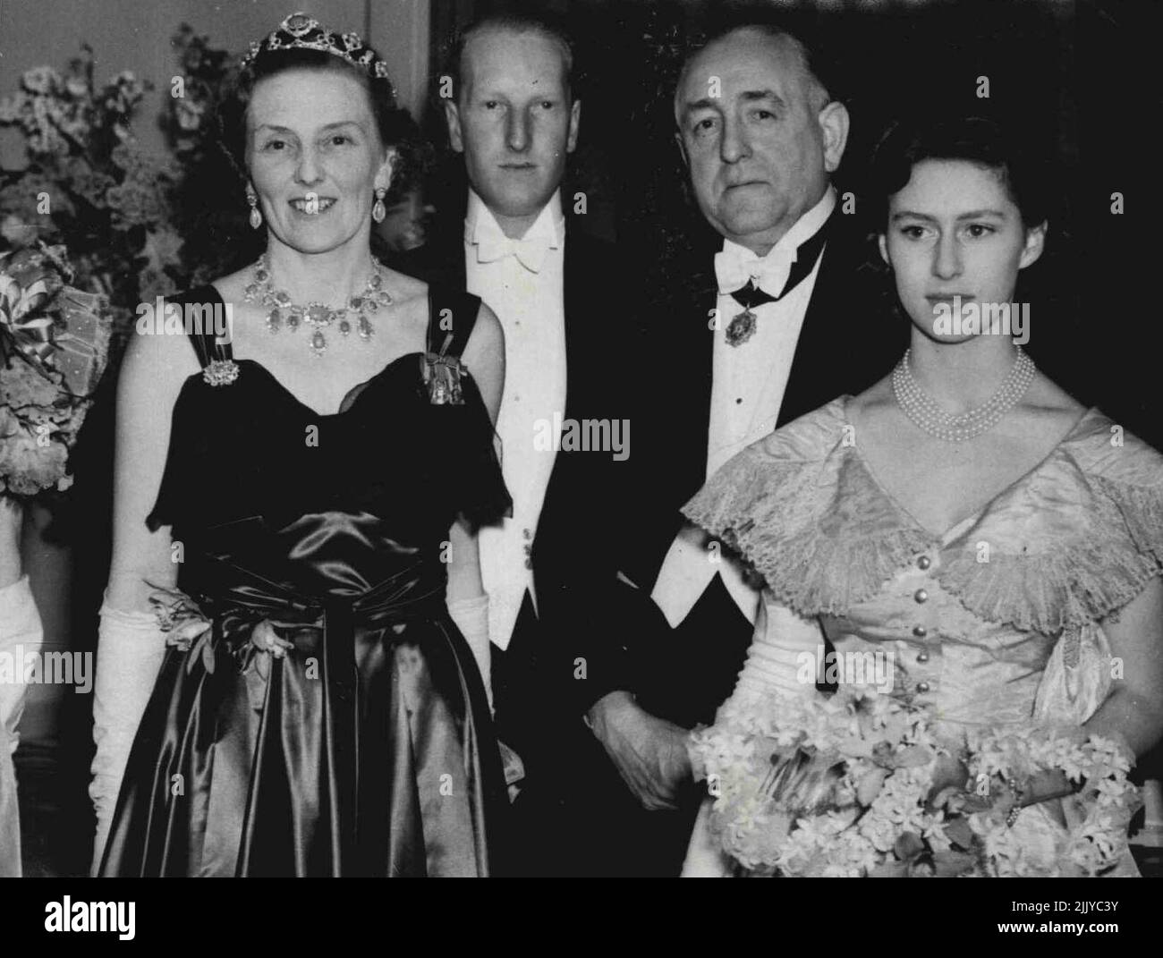 Prinzessin Margaret geht zu einem Ball. Prinzessin Margaret nahm am 18.. Februar an einem Ball in der Centrall Hall in Glasgow, Schottland, zur Unterstützung der Scottish Association of Girls' Clubs Teil. Hier ist sie mit, von links nach rechts: Herzogin von Buccleuch, (deren Gast sie im Drumlanrig Castle, Dumfriesshire, Schottland ist), dem Earl of Darkeith und dem Lord Provost Sir Hector McNeill. 18. Februar 1949. (Foto von Pix Photos) Stockfoto