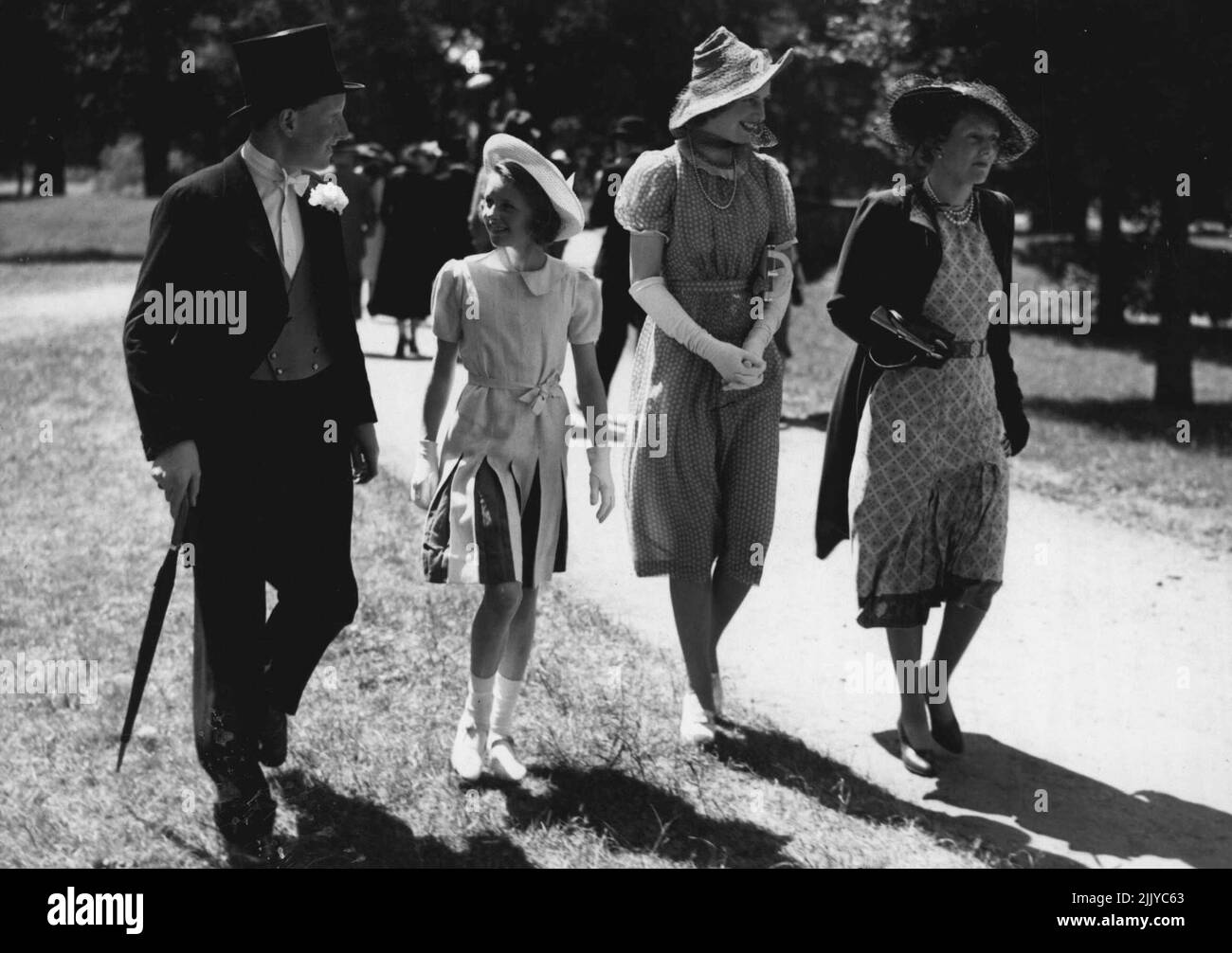 Foto zeigt:- von links nach rechts: Der Earl of Dalkeith; Lady Caroline Scott; Lady Elizabeth Scott und die Herzogin von Buccleuch bei den Feierlichkeiten zum 4. Juni in Eton. The Earl of Dalkeith Royal Engagement Report:- in einem Bericht aus London sagt die Pariser Zeitung 'France Soir', dass die Verlobung von Prinzessin Margaret mit dem Earl of Dalkeith im August bekannt gegeben wird. Der Earl, der 26 Erbe des Herzogs von Buccleuch ist, diente während des Krieges in der Royal Navy. 04. Juni 1939. (Foto von Fox Photos) Stockfoto