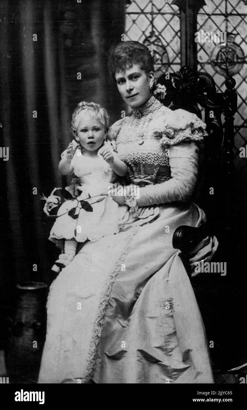 Dieses alte, undatierte Foto zeigt den heutigen König, König Georg VI., als Jungen. Er war damals als Prinz Albert bekannt. Mit ihm ist seine Mutter, Queen Mary, die jetzt 84 Jahre alt ist. 15. November 1951. (Foto von Reuterphoto). Stockfoto