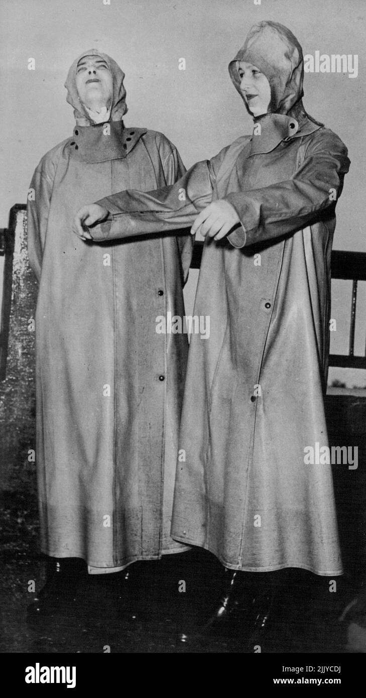 Herzogin Visit Niagara - die Herzogin von Kent und ihre Tochter, Prinzessin Alexandra, tragen sou' Westers und Gummistiefel stehen auf der Beobachtungsplattform unter den Wasserfällen während ihres Besuchs in Niagara. 3. September 1954. Stockfoto