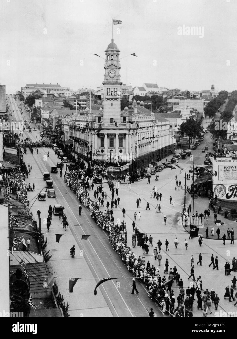 Blick auf die Queen Street, wo Dukes Auto beim Eintreffen im Rathaus zu sehen ist. 7. Januar 1935. (Foto von den Weekly News). Stockfoto