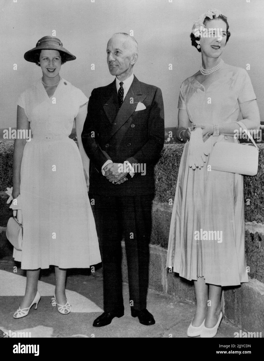 Generalgouverneur und königliche Besucher - die Herzogin von Kent und ihre Tochter Prinzessin Alexandra, zusammen mit dem kanadischen Generalgouverneur Vincent Massey, während ihrer kanadischen Tour in Quebec City. Die königlichen Besucher blieben vier Québec City, bevor sie nach Toronto aufreisten, wo die Herzogin von Kent die kanadische Nationalausstellung eröffnete. 29. August 1954. (Foto von Reuterphotos). Stockfoto