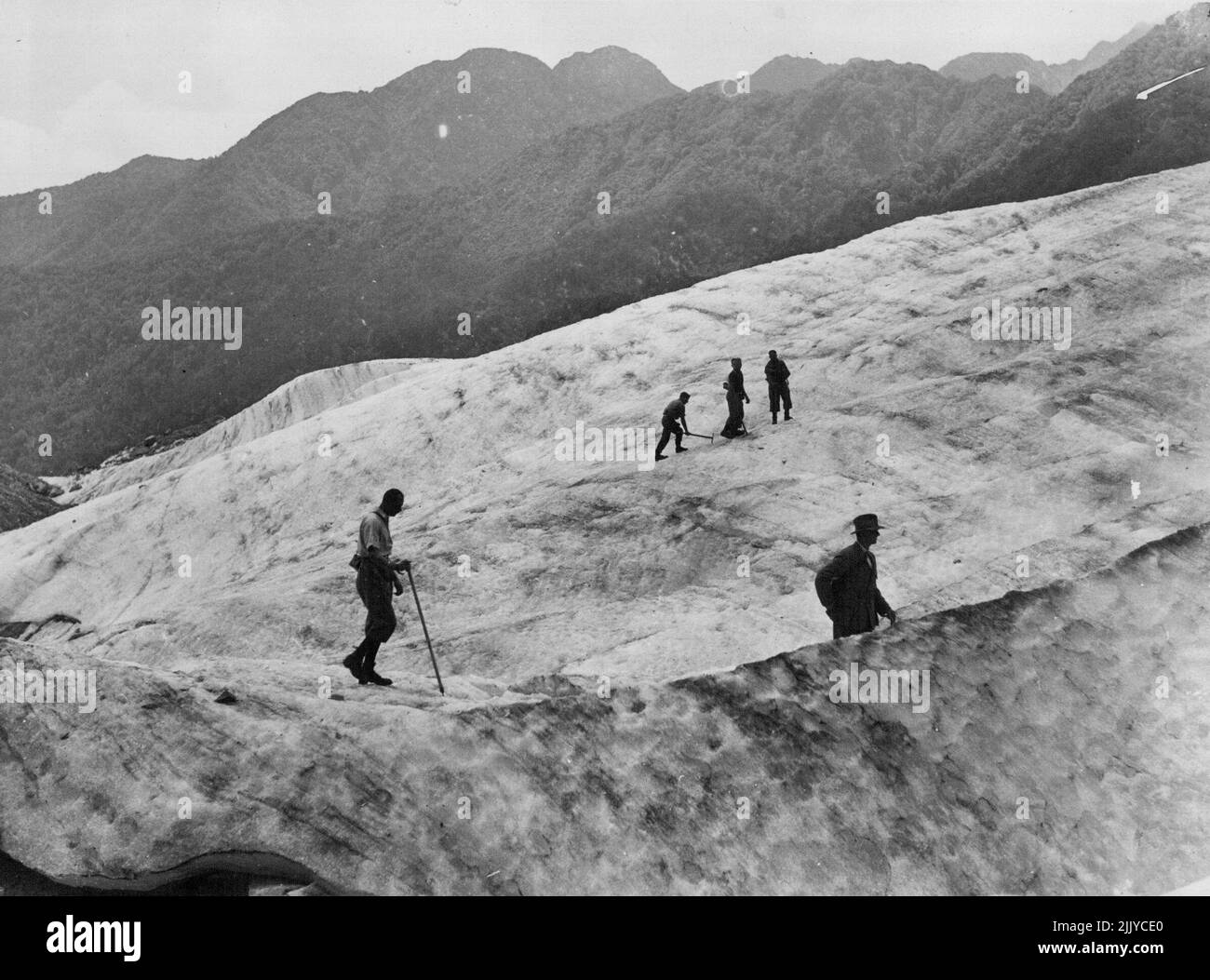 Herzog auf dem Franz-Josef-Gletscher, Schweiz. 28. Januar 1935. (Foto von den Weekly News). Stockfoto