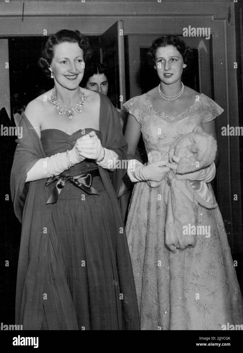 Der Eton Beagles Ball im Dorchester Hotel - die Herzogin von Norfolk mit Prinzessin Alexandra Tochter der Herzogin von Kent. 10. Juli 1953. Stockfoto