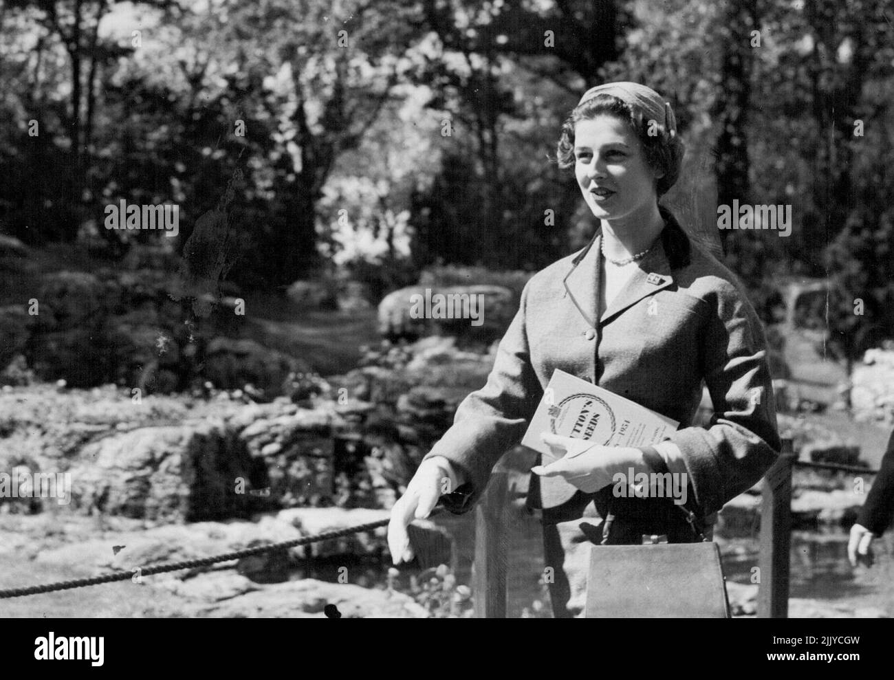 Prinzessin Alexandra im ***** gesehen Blumenschau heute. Prinzessin Alexandra, Tochter der Herzogin von Kent, fotografiert bei der Chelsea Flower Show, an der andere Mitglieder der königlichen Familie teilnahmen. Prinzessin Alexandra wird am Weihnachtstag 18 Jahre alt. 25.Mai 1954. (Foto von Daily Mail Contract Picture). Stockfoto