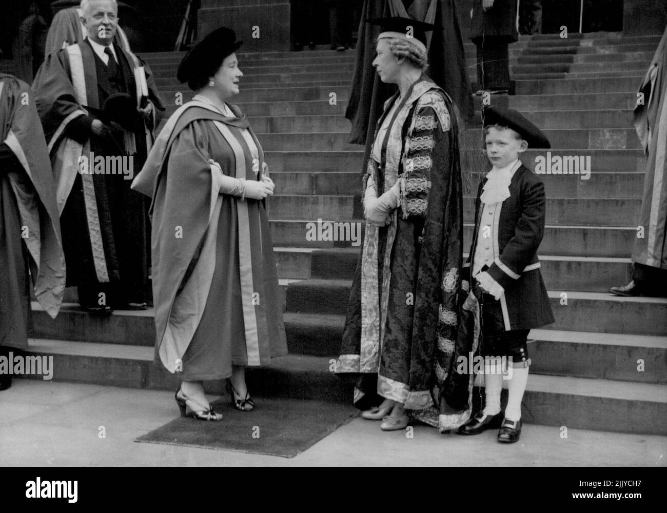 Nach der Zeremonie Chat - Königin Elizabeth, die Königin Mutter (links) und die Prinzessin Royal, mit ihrem Page Master Brown in Anwesenheit, Chat an der Unterseite der Stufen des Rathauses von Leeds Yorkshire, Today April 27. Die Prinzessin Royal, als Kanzlerin der Universität Leeds, hatte die Königin zuvor zum Ehrendoktor der Rechtswissenschaften an der Universität ernannt. 01.Mai 1954. Stockfoto