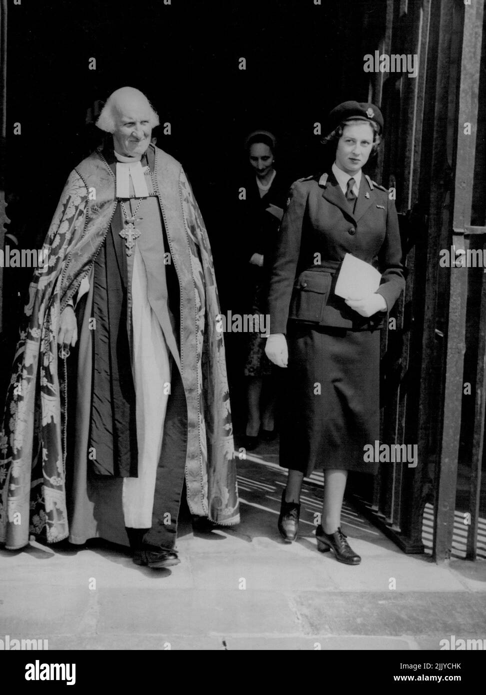 „Red Dean“ begleitet Prinzessin Alexandra - Prinzessin Alexandra von Kent von Dr. Hewlett Johnson, Canterburys „roter“ Dean, als sie heute (Mittwoch) die Kathedrale von Canterbury verlässt, nachdem sie an einem Gottesdienst für junge Kadetten des Roten Kreuzes teilgenommen hat. Die 18-jährige Prinzessin, Tochter der Herzogin von Kent, ist in Uniform als Patronin des britischen Junior Red Cross. 1. Juni 1955. (Foto von Reuterphoto). Stockfoto